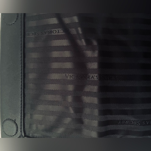 NWT VICTORIA’S SECRET CLUTCH WRISTLET
SPARKLY BLACK WITH BLING BOW - Picture 5 of 7